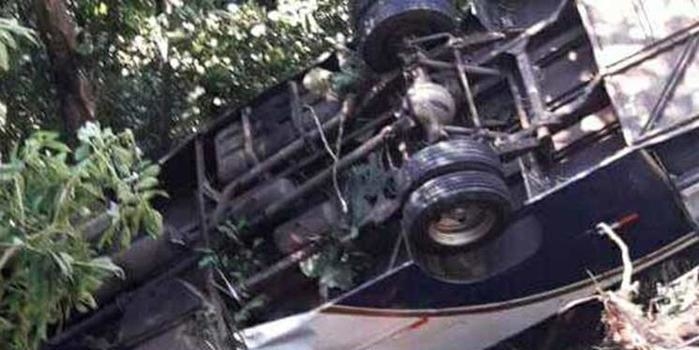 Micro-ônibus despenca em ribanceira e deixa 4 mortos em São Paulo