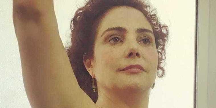 Heloisa Périssé aparece com axila peluda para gravação de novela