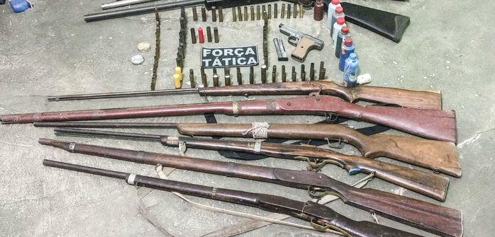 Armas apreendidas em Monsenhor Hipólito (Crédito: Polícia Militar)