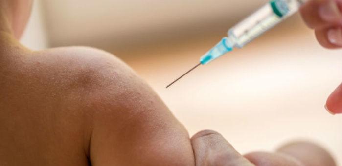 Crianças precisam tomar uma série de doses de vacina logo nos primeiros meses e anos de vida (Crédito: Getty Images)