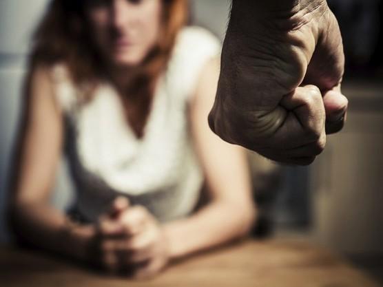 Juiz inocenta pai que espancou filha por perder a virgindade