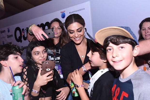 Juliana Paes é cercada por fãs mirins ao chegar na cidade do Rock (Crédito: Renato Wrobel)