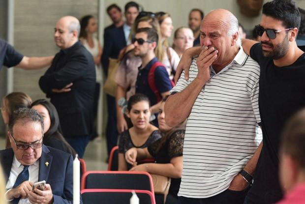 Velório de Marcelo Rezende tem brinde de familiares e emoção (Crédito: AG News)