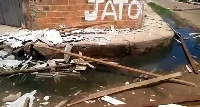 Vendaval derruba poste e arranca telhado de residência no Piauí