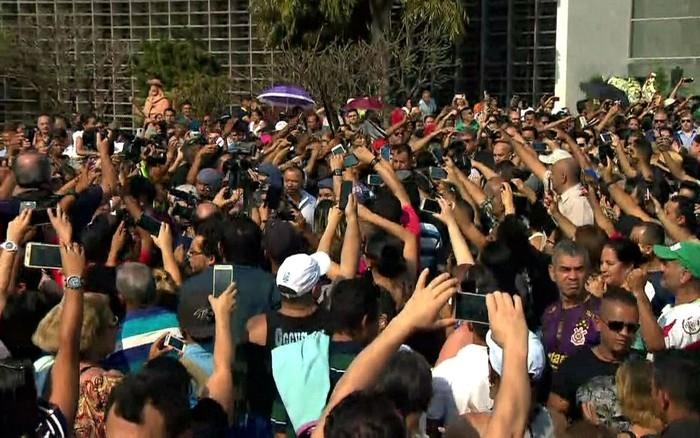 Multidão acompanha saída de carro com o corpo de Marcelo Rezende da Assembleia Legislativa de São Paulo (Crédito: Globonews/Reprodução)