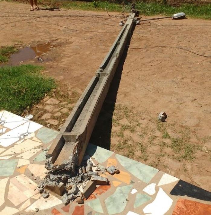 Vendaval derruba poste e arranca telhado de residência no Piauí