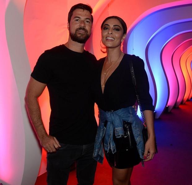 Juliana Paes é cercada por fãs mirins ao chegar na cidade do Rock (Crédito: Renato Wrobel)