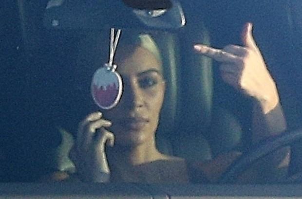 Ao volante, Kim não gostou de ser alvo das lentes dos paparazzi