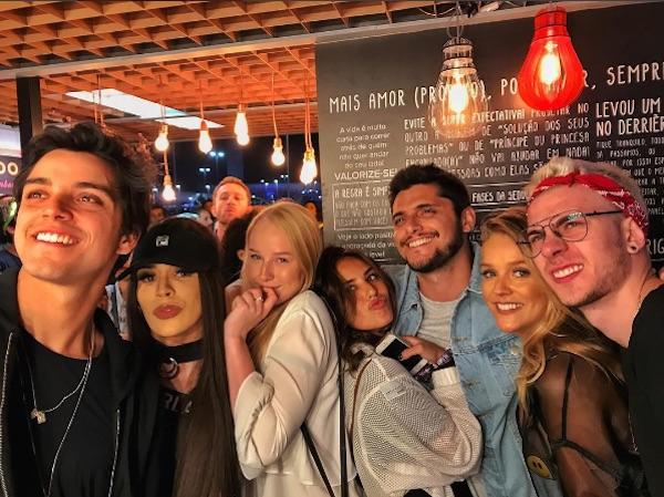 Gissoni com Yanna, amigos e o irmão Rodrigo Simas (Crédito: Reprodução/Instagram)