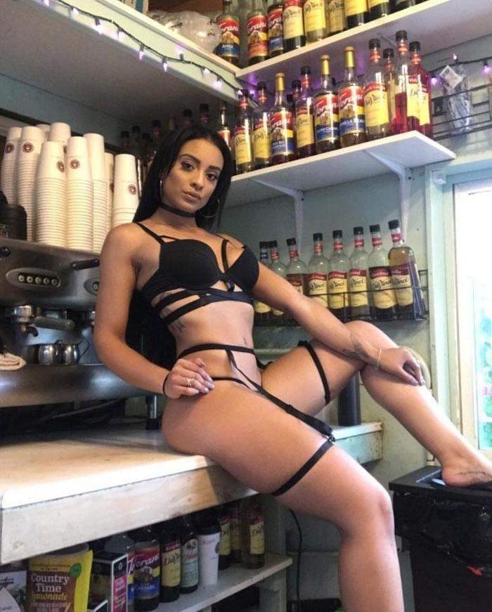 Bartenders vão à Justiça pelo direito de trabalhar de biquíni