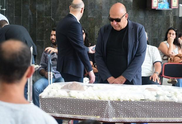 Velório de Marcelo Rezende tem brinde de familiares e emoção (Crédito: AG News)