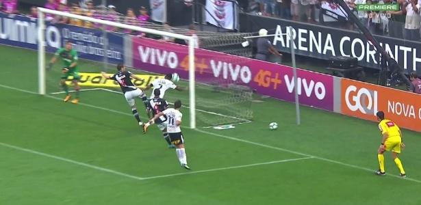 Jô marca com o braço em Corinthians x Vasco (Crédito: Reprodução/Premiere)