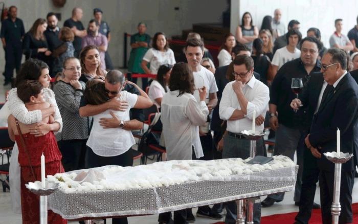 Familiares e amigos se despedem de Marcelo Rezende em velório na Assembleia Legislativa de São Paulo (Crédito: EONARDO BENASSATTO/FRAMEPHOTO/ESTADÃO CONTEÚDO)