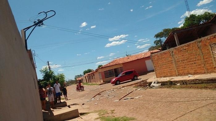 Vendaval derruba poste e arranca telhado de residência no Piauí