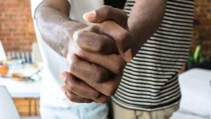 Casal homossexual (Crédito: BBCBrasil)
