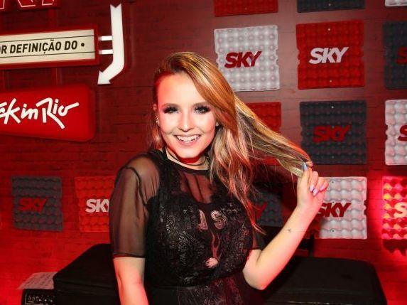 Focada na dieta, Larissa Manoela leva marmita para o Rock in Rio