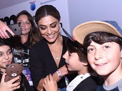 Juliana Paes é cercada por fãs mirins ao chegar na cidade do Rock