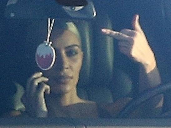 Kim Kardashian faz gesto obsceno para paparazzi durante passeio