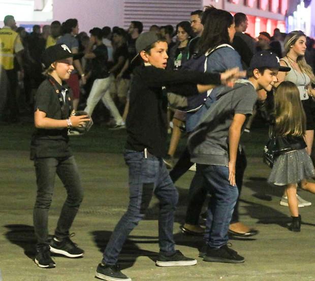 Com os irmãos, Eva aparece estilosa e rouba a cena em Festival (Crédito: AG News)