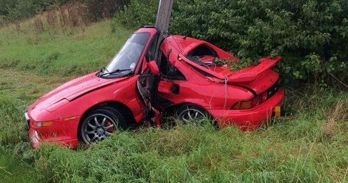 Veículo Toyota MR2 ficou destruído após o acidente (Crédito: witter(Bring A Trailer @Bringatrailer)