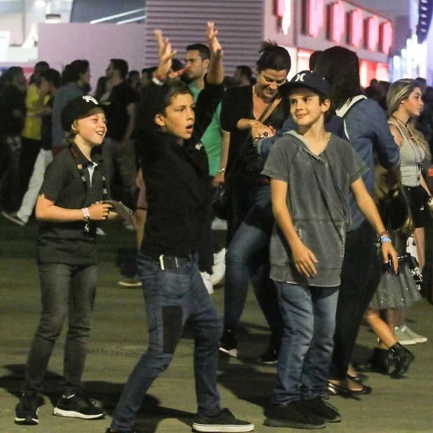 Com os irmãos, Eva aparece estilosa e rouba a cena em Festival (Crédito: AG News)