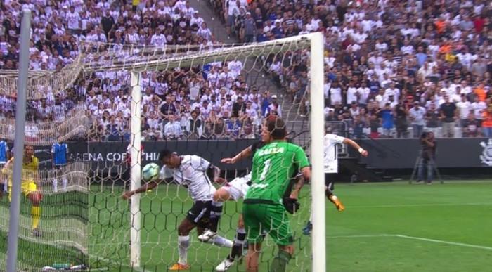 Jô faz gol de mão (Foto: Reprodução)
