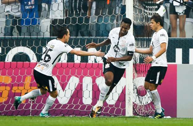 Atacante empurrou a bola para o fundo do gol usando o braço direito; o auxiliar estava em cima do lance, mas não assinalou (Crédito: Getty Images)