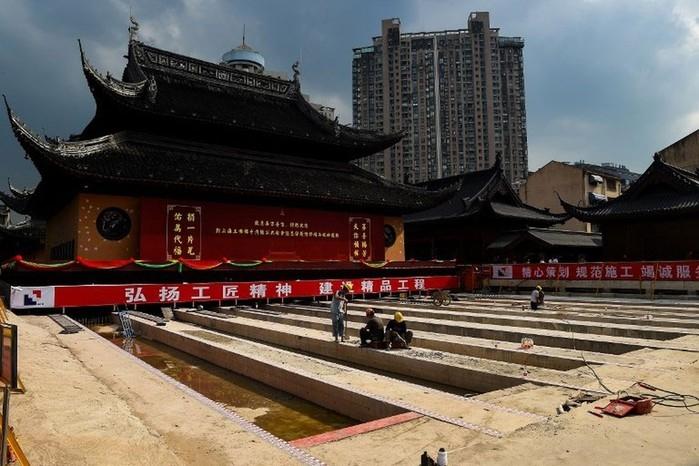 Templo Buda de Jade, em imagem de 5 de setembro, que mostra trabalho para deslocar a estrutura de Xangai, na China (Crédito: AFP)
