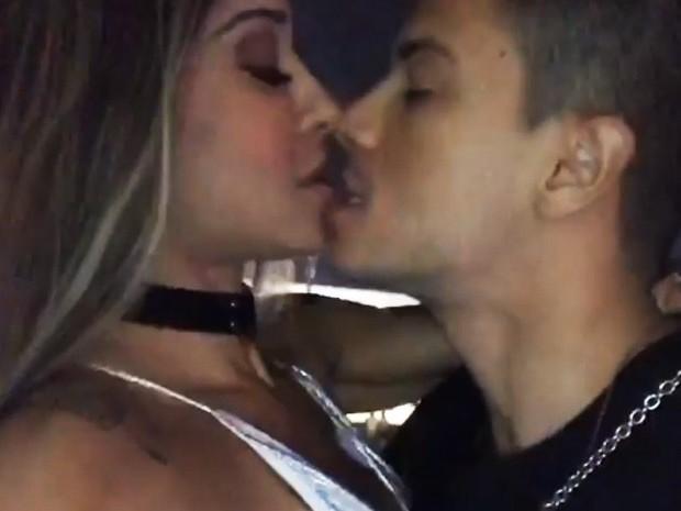 Clima esquenta e Mayra Cardi quase mostra demais