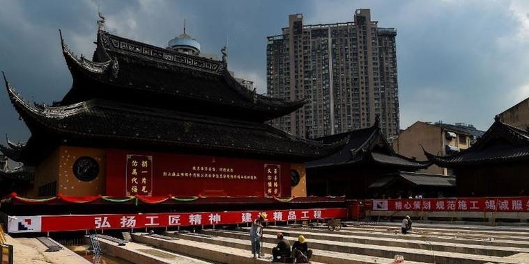 Templo de duas mil toneladas é deslocado em 30m sobre trilhos