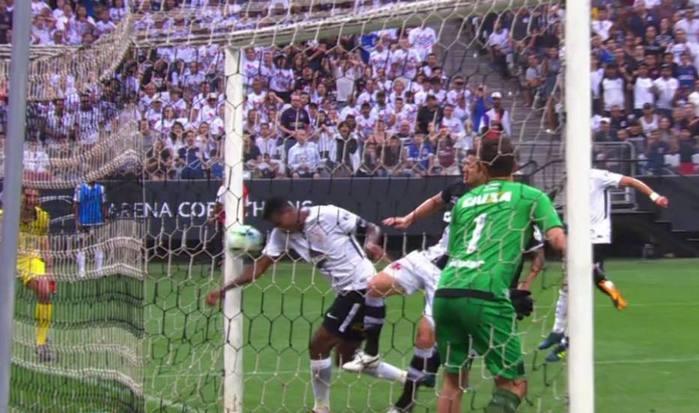 Jô marcou com o braço o gol da vitória do Corinthians (Crédito: Reprodução )