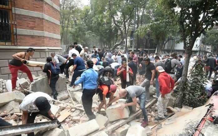 Moradores removem destroços de edifício danificado após terremoto atingir a Cidade do México nesta terça-feira, 19 de setembro de 2017 (Crédito: Reuters)