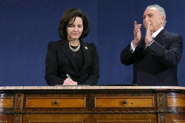 Raquel Dodge toma posse ao lado do presidente Michel Temer (Crédito: Twitter)