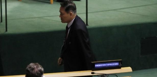O embaixador da Coreia do Norte, Ja Song Nam, deixou o recinto minutos antes de Trump começar a falar. (Crédito: Shannon Stapleton/Reuters)