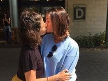 Bruna Marquezine dá beijo na boca de atriz global em protesto