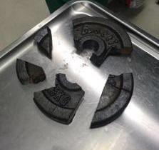 Homem fica com o pênis entalado em anilha de metal de academia