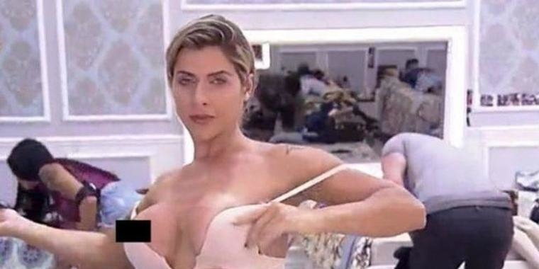 "A Fazenda": Ana Paula Minerato se descuida e mostra demais