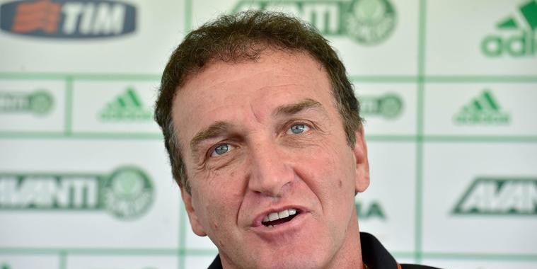 Árbitro de vídeo no Brasileirão será uma lambança, diz Cuca