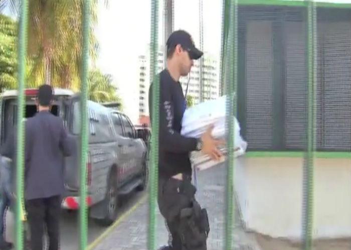 Agentes cumprem mandados de bsuca a apreensão (Crédito: TV Verdes Mares)