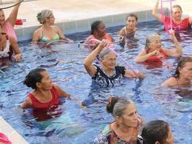 Idosos recebem aulas de hidroginástica