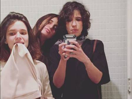 Bruna Linzmeyer mostra a calcinha em foto com namorada no banheiro