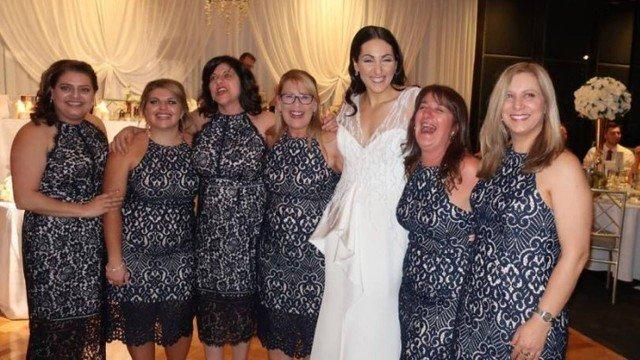 Foto de noiva com convidadas usando o mesmo vestido viraliza na web (Crédito: Reprodução)