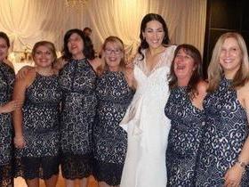 Foto de noiva com convidadas usando o mesmo vestido viraliza na web