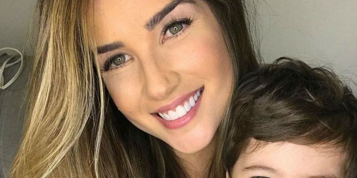 Aline Gotschalg confessa que dispensou babá para cuidar do filho