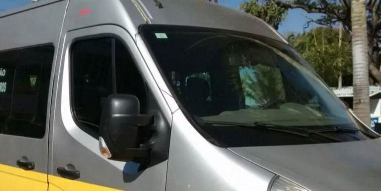 Motorista deixa criança de 4 anos trancada em van escolar