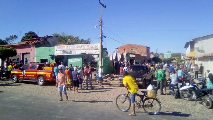 Incêndio destrói loja de construção (Crédito: Fmimperial)