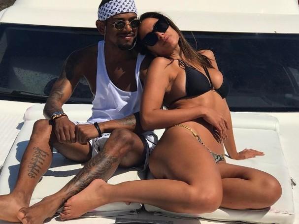 Anitta e Nego do Borel curtem passeio de iate em dia de folga