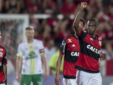 Juan fica a um gol de se tornar o zagueiro mais artilheiro Flamengo