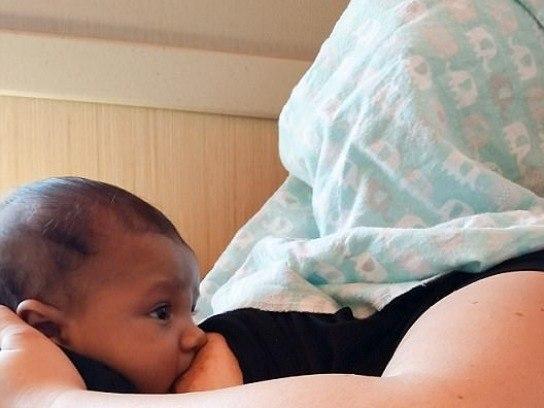 Mulher é constrangida por amamentar o filho em uma lanchonete