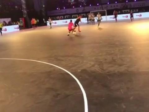 Ronaldinho Gaúcho faz gol com direito a caneta no goleiro; vídeo